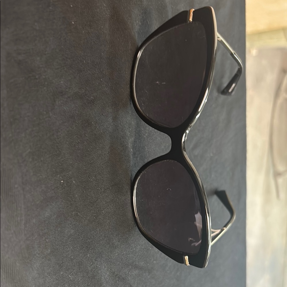 Chic Black Sunglasses